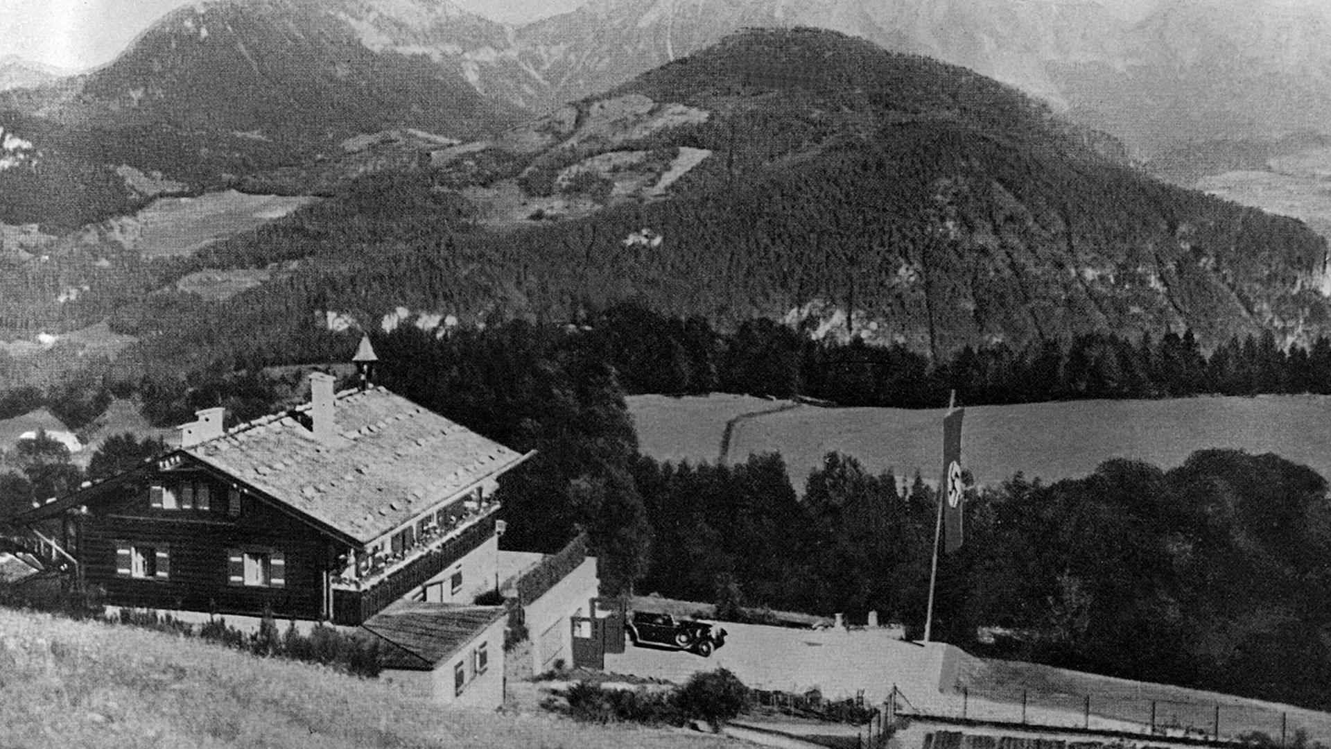 Blick auf das Haus des nationalsozialistischen Führers Adolf Hitler auf dem Obersalzberg (Berchtesgaden). Undatierte Aufnahme.