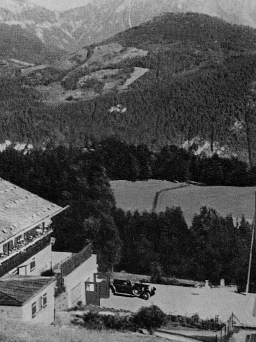 Blick auf das Haus des nationalsozialistischen Führers Adolf Hitler auf dem Obersalzberg (Berchtesgaden). Undatierte Aufnahme.