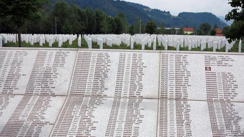 Im Marmor gemeißelte Namen der Opfer in der Gedenkstätte Potocari in der Nähe von Srebrenica