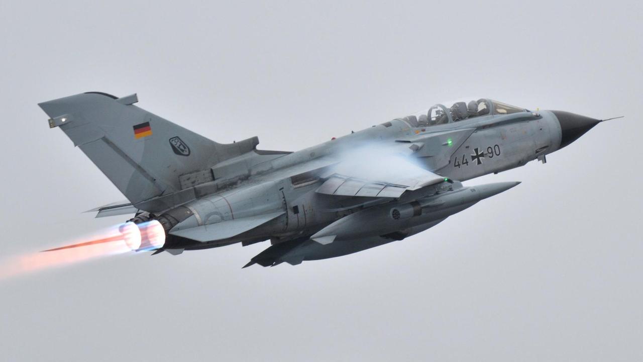 Ein Bundeswehr-Aufklärungsflugzeug vom Typ Tornado startet am 05.01.2016 vom Fliegerhorst Büchel (Kreis Cochem-Zell) in der Eifel zum Luftwaffenstützpunkt Incirlik in der Türkei. Ein Bundeswehr-Aufklärungsflugzeug vom Typ Tornado startet am 05.01.2016 vom Fliegerhorst Büchel (Kreis Cochem-Zell) in der Eifel zum Luftwaffenstützpunkt Incirlik in der Türkei.