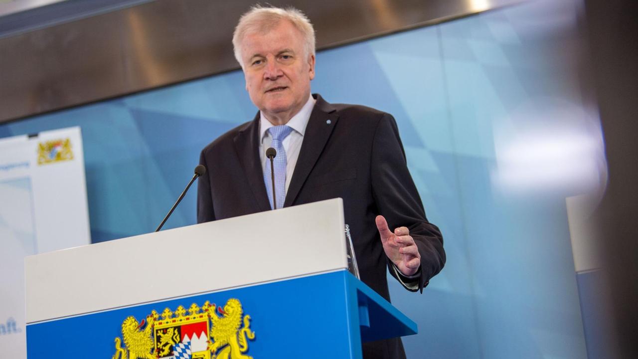 München: Horst Seehofer (CSU), bayerischer Ministerpräsident, spricht nach seiner letzten Sitzung des bayerischen Ministerrats in einer Pressekonferenz in der Staatskanzlei am 13. März 2018 