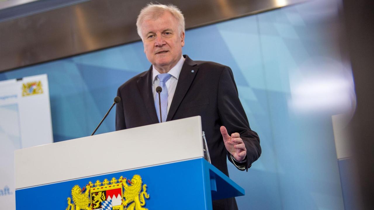 München: Horst Seehofer (CSU), bayerischer Ministerpräsident, spricht nach seiner letzten Sitzung des bayerischen Ministerrats in einer Pressekonferenz in der Staatskanzlei am 13. März 2018 München: Horst Seehofer (CSU), bayerischer Ministerpräsident, spricht nach seiner letzten Sitzung des bayerischen Ministerrats in einer Pressekonferenz in der Staatskanzlei am 13. März 2018