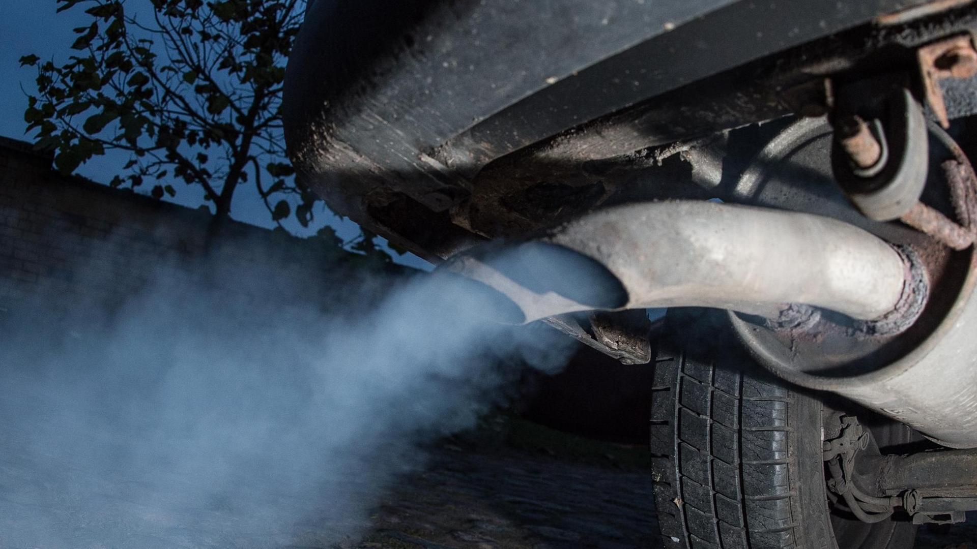 Qualmender Auspuff eines Diesel Fahrzeugs Typ T4 Qualmender Auspuff eines Diesel Fahrzeugs Typ T4