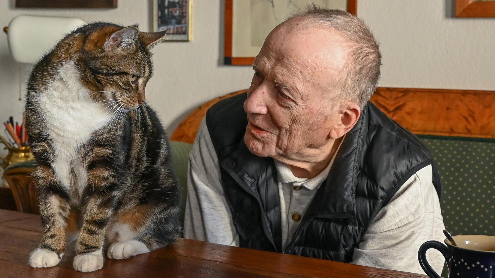 Der 90-jährige Drehbuchautor Wolfgang Kohlhaase betrachtet freundlich eine Katze. Der 90-jährige Drehbuchautor Wolfgang Kohlhaase betrachtet freundlich eine Katze.
