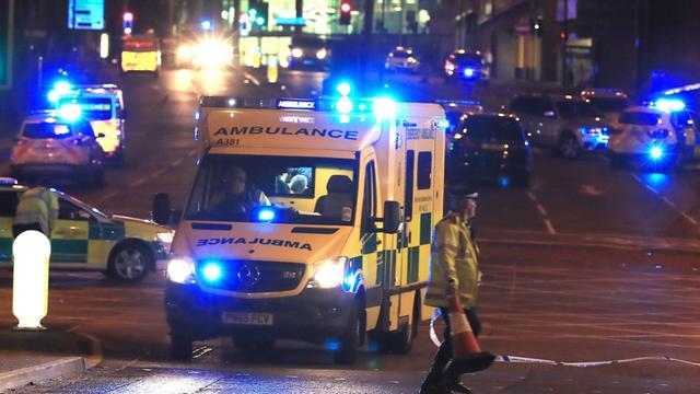Ein Rettungswagen steht nach dem Anschlag in Manchester vor der Manchester Arena.