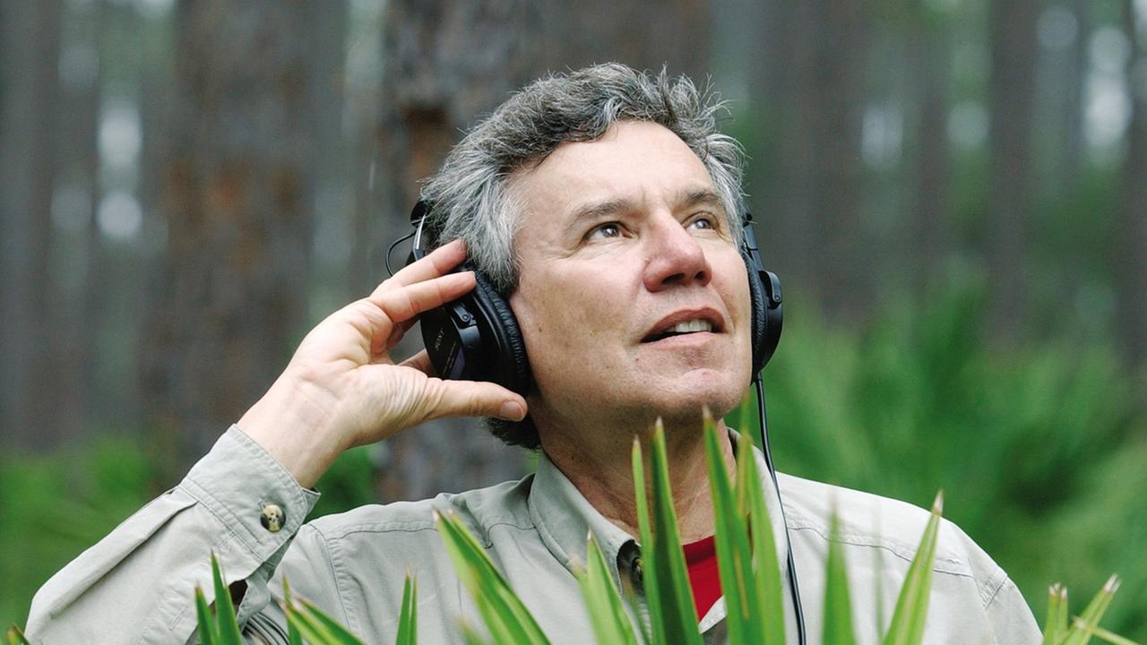 Der Musiker und Naturforscher Bernie Krause mit Kopfhörern in der Natur. Der Musiker und Naturforscher Bernie Krause mit Kopfhörern in der Natur.