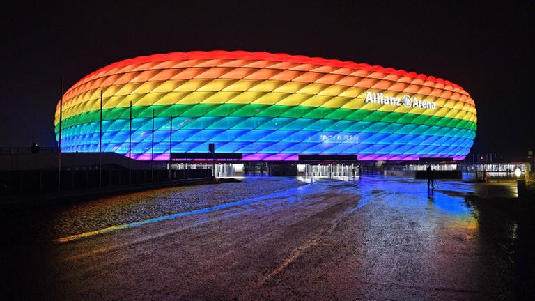 Das Stadion in der Stadt München in Regen-Bogen-Farben Das Stadion in der Stadt München in Regen-Bogen-Farben