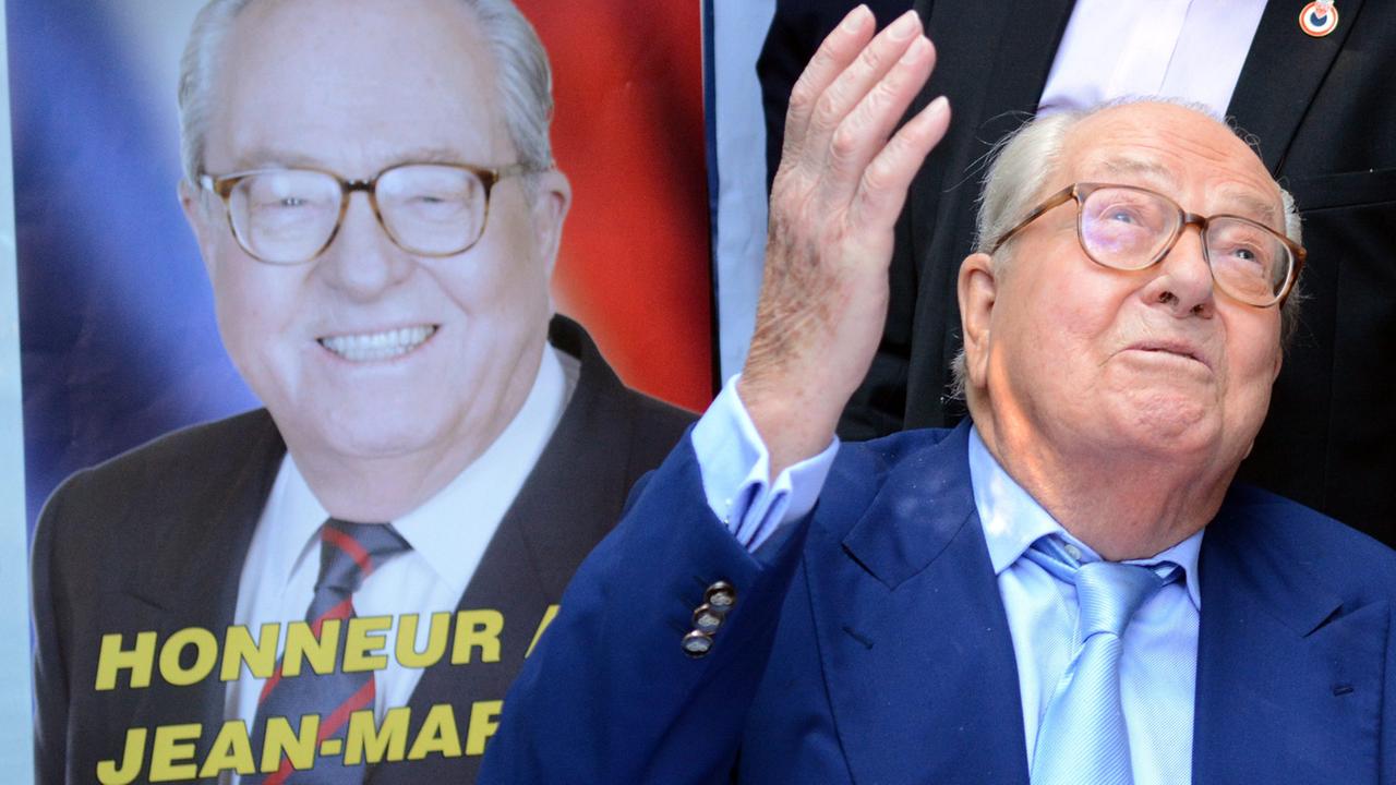 Jean-Marie Le Pen hat in Marseille die Bewegung "Rassemblement bleu-blanc-rouge" gegründet. Jean-Marie Le Pen hat in Marseille die Bewegung "Rassemblement bleu-blanc-rouge" gegründet.
