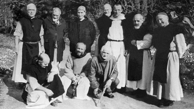 Undatierte Aufnahme, auf der sechs der sieben Trappistenmönche zu sehen sind, die von der extremistischen Gruppe "Djamaat El Islamiya" entführt und ermordet wurden. In zweiter Reihe rechts stehen Amedee und Jean-Pierre