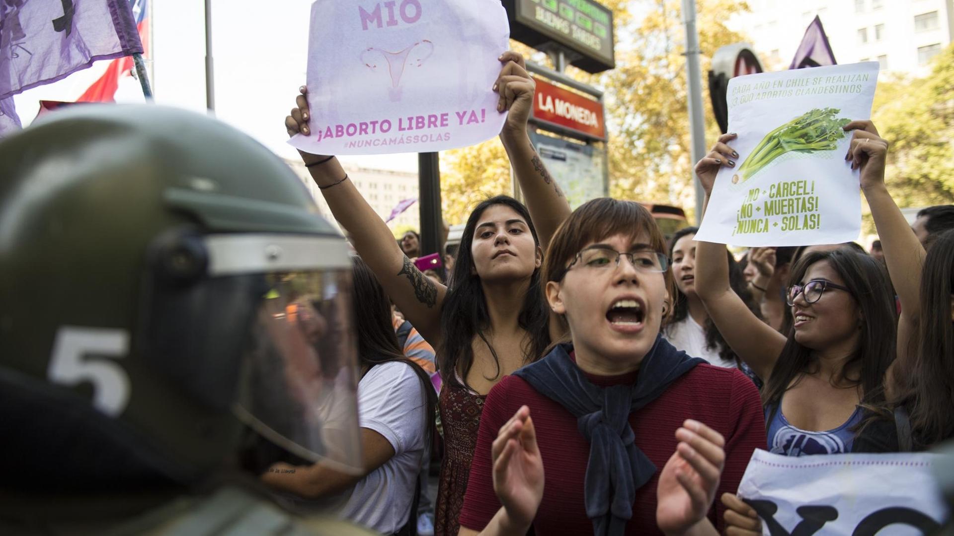 Befürworterinnen des Rechts auf Abtreibung in Santiago de Chile Befürworterinnen des Rechts auf Abtreibung in Santiago de Chile