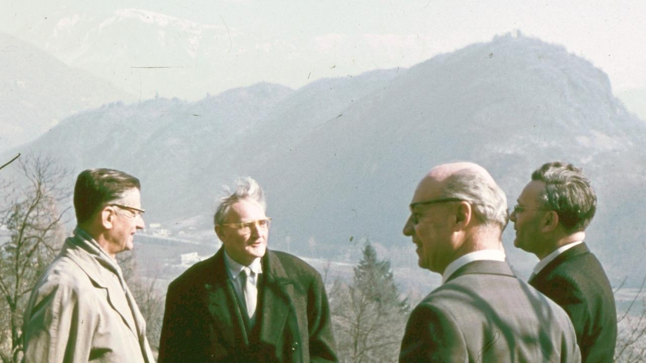 Hermann Scherchen 1958 in Gravesano mit Prof. Dr. Winckel (TU Berlin), W. Schlechtweg (damaliger Direktor von Telefunken -Studiotechnik) und Dr. Enkel (Technischer Leiter des Elektronischen Studios beim WDR in Köln)