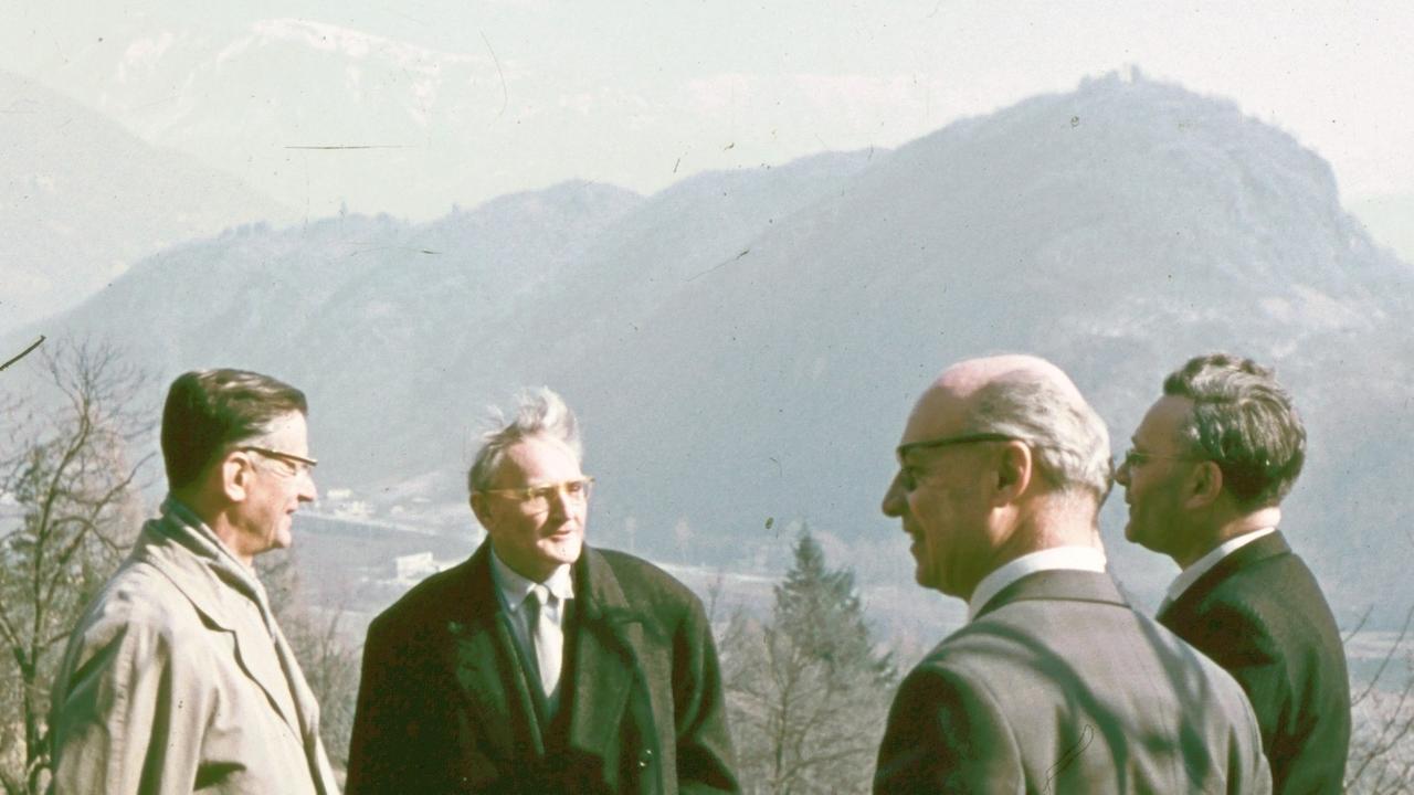 Hermann Scherchen 1958 in Gravesano mit Prof. Dr. Winckel (TU Berlin), W. Schlechtweg (damaliger Direktor von Telefunken -Studiotechnik) und Dr. Enkel (Technischer Leiter des Elektronischen Studios beim WDR in Köln) Hermann Scherchen 1958 in Gravesano mit Prof. Dr. Winckel (TU Berlin), W. Schlechtweg (damaliger Direktor von Telefunken -Studiotechnik) und Dr. Enkel (Technischer Leiter des Elektronischen Studios beim WDR in Köln)