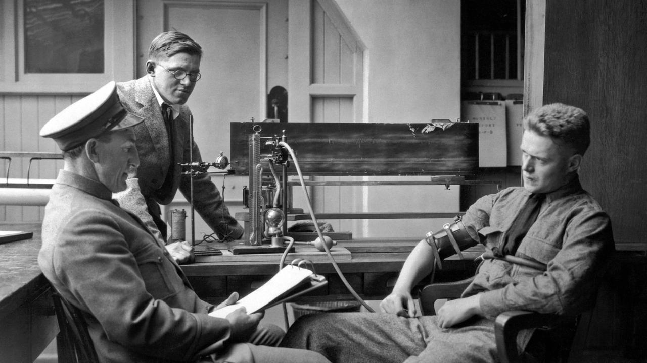 Polizeistation im kalifornischen Berkeley. Die Beamten testen 1924 einen Lügendetektor an einem Gefängnisinsassen. Polizeistation im kalifornischen Berkeley. Die Beamten testen 1924 einen Lügendetektor an einem Gefängnisinsassen.