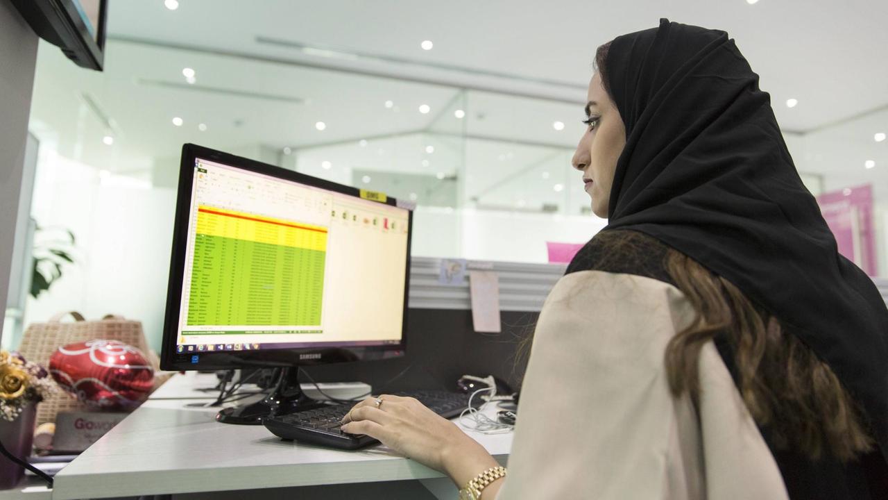 Eine junge Araberin sitzt vor einem Computer in der Arbeitsvermittlungsagentur für Frauen in Riad. Eine junge Araberin sitzt vor einem Computer in der Arbeitsvermittlungsagentur für Frauen in Riad.