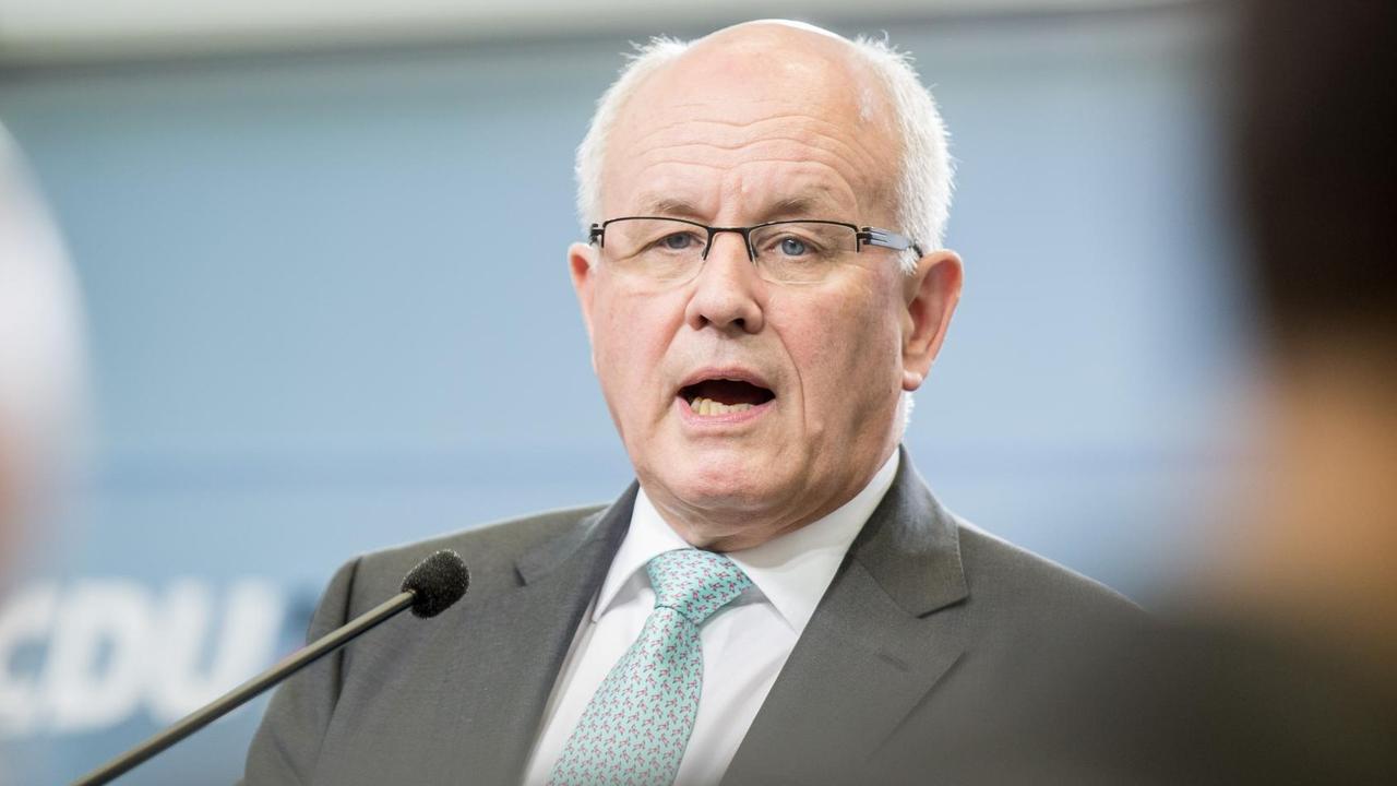 Der Unions-Fraktionsvorsitzende im Bundestag, Volker Kauder (CDU), spricht am 03.09.2015 in Berlin bei einer Pressekonferenz. Der Unions-Fraktionsvorsitzende im Bundestag, Volker Kauder (CDU), spricht am 03.09.2015 in Berlin bei einer Pressekonferenz.