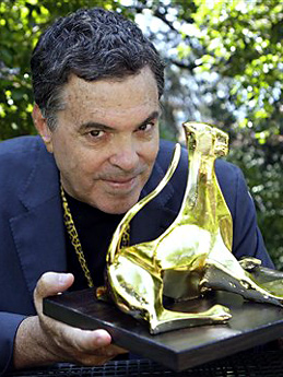 Der israelische Filmemacher Amos Gitai zeigt seinen Ehren-Leopard Der israelische Filmemacher Amos Gitai zeigt seinen Ehren-Leopard