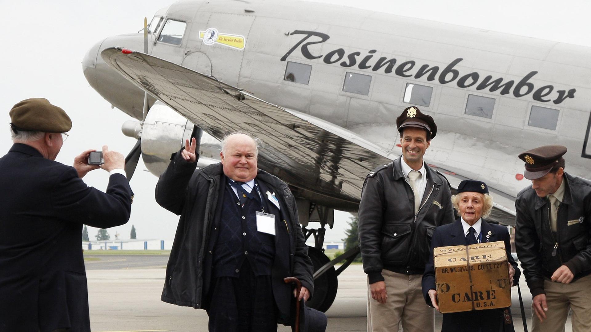 Rosinenbomber auf dem Flughafen Schönefeld in Berlin Rosinenbomber auf dem Flughafen Schönefeld in Berlin