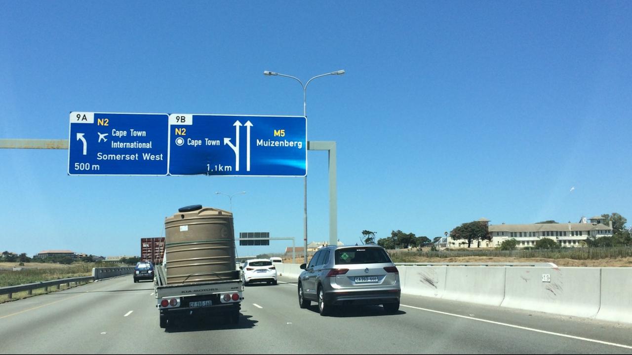 Auf einer Autobahn fährt ein Pick Up mit einem Wassertank auf der Ladefläche Auf einer Autobahn fährt ein Pick Up mit einem Wassertank auf der Ladefläche