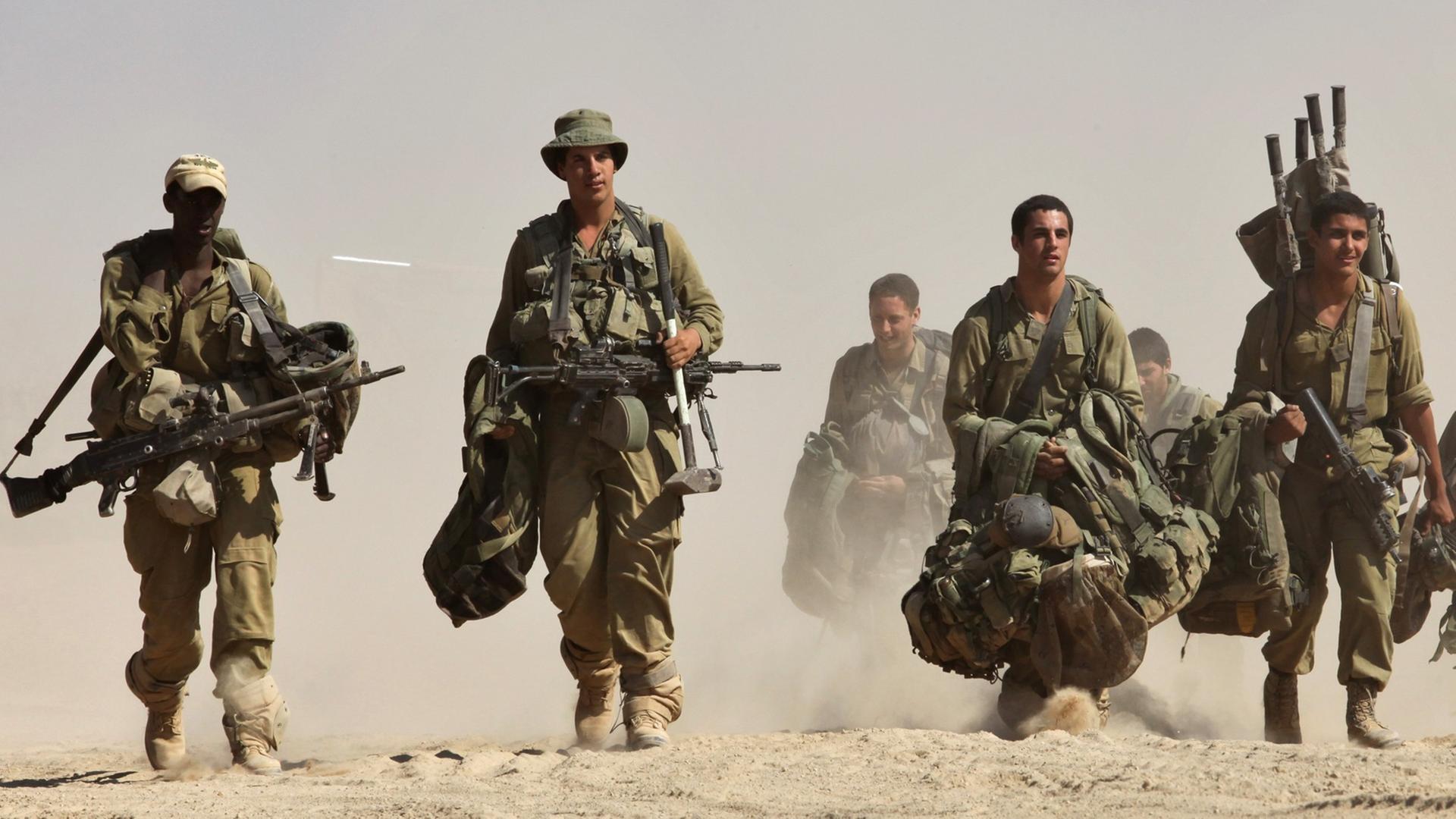 Israelische Soldaten an der Grenze zum Gaza-Streifen Israelische Soldaten an der Grenze zum Gaza-Streifen