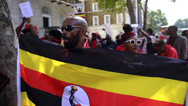 Demonstrierende unterstützen den ungandischen Politiker Robert Kyagulanyi Ssentamu, auch bekannt als Bobi Wine. 23.8.18, London, Downing Street