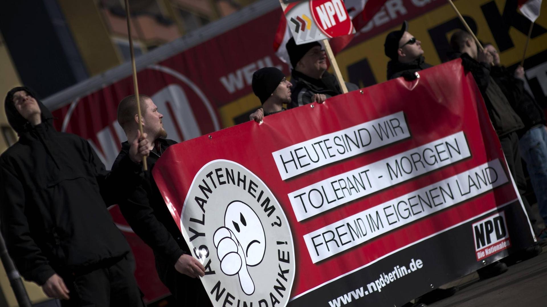 Der Titel 'Fremd im eigenen Land' auf einem Plakat während einer NPD Demo 2014 in Berlin. Der Titel 'Fremd im eigenen Land' auf einem Plakat während einer NPD Demo 2014 in Berlin.