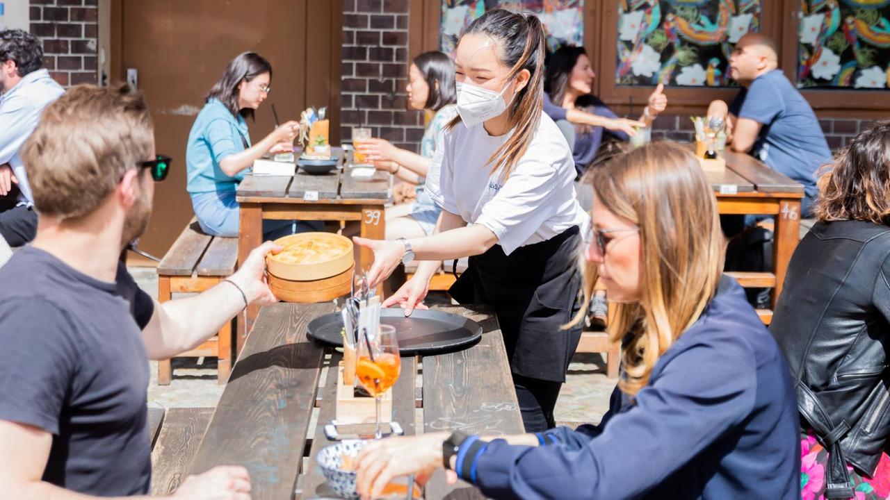 Berlin: Thuy Nhi Nguyen (M), Kellnerin, bedient im Berliner Bezirk Prenzlauer Berg in einem Restaurant für asiatische Fusionsküche Gäste. Berlin: Thuy Nhi Nguyen (M), Kellnerin, bedient im Berliner Bezirk Prenzlauer Berg in einem Restaurant für asiatische Fusionsküche Gäste.