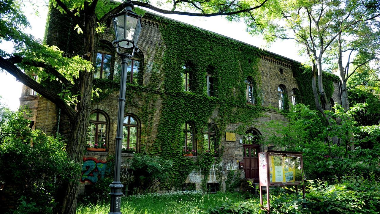 Ehemaliges Ärztewohnheim am Krankenhaus Bethanien in Berlin-Kreuzberg. In diesem ehemealigen Ärztewohnheim wohnte auch Theodor Fontane in den Jahren 1848 und 1849. Ehemaliges Ärztewohnheim am Krankenhaus Bethanien in Berlin-Kreuzberg. In diesem ehemealigen Ärztewohnheim wohnte auch Theodor Fontane in den Jahren 1848 und 1849.