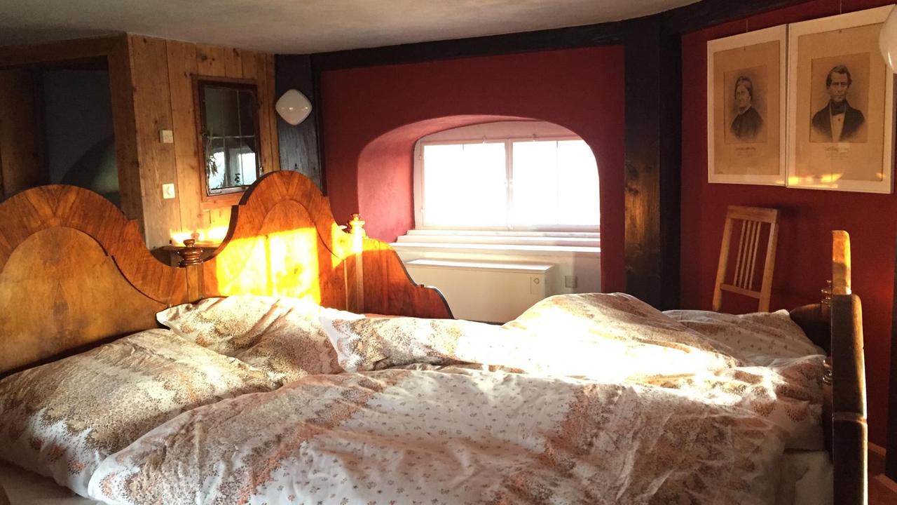 Das alte Türmer-Ehebett in der Johanniskirche in Zittau, rechts auf den Bildern das Ehepaar Frey. Das alte Türmer-Ehebett in der Johanniskirche in Zittau, rechts auf den Bildern das Ehepaar Frey.