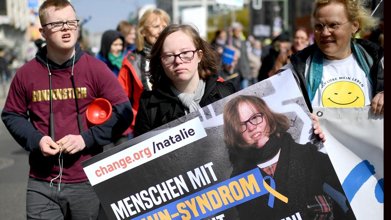 Die Kölner Aktivistin Natalie Dedreux (M.), die mit dem Down-Syndrom lebt, nahm in Berlin an der Demonstration gegen Gen-Tests für Schwangere teil. Die Kölner Aktivistin Natalie Dedreux (M.), die mit dem Down-Syndrom lebt, nahm in Berlin an der Demonstration gegen Gen-Tests für Schwangere teil.
