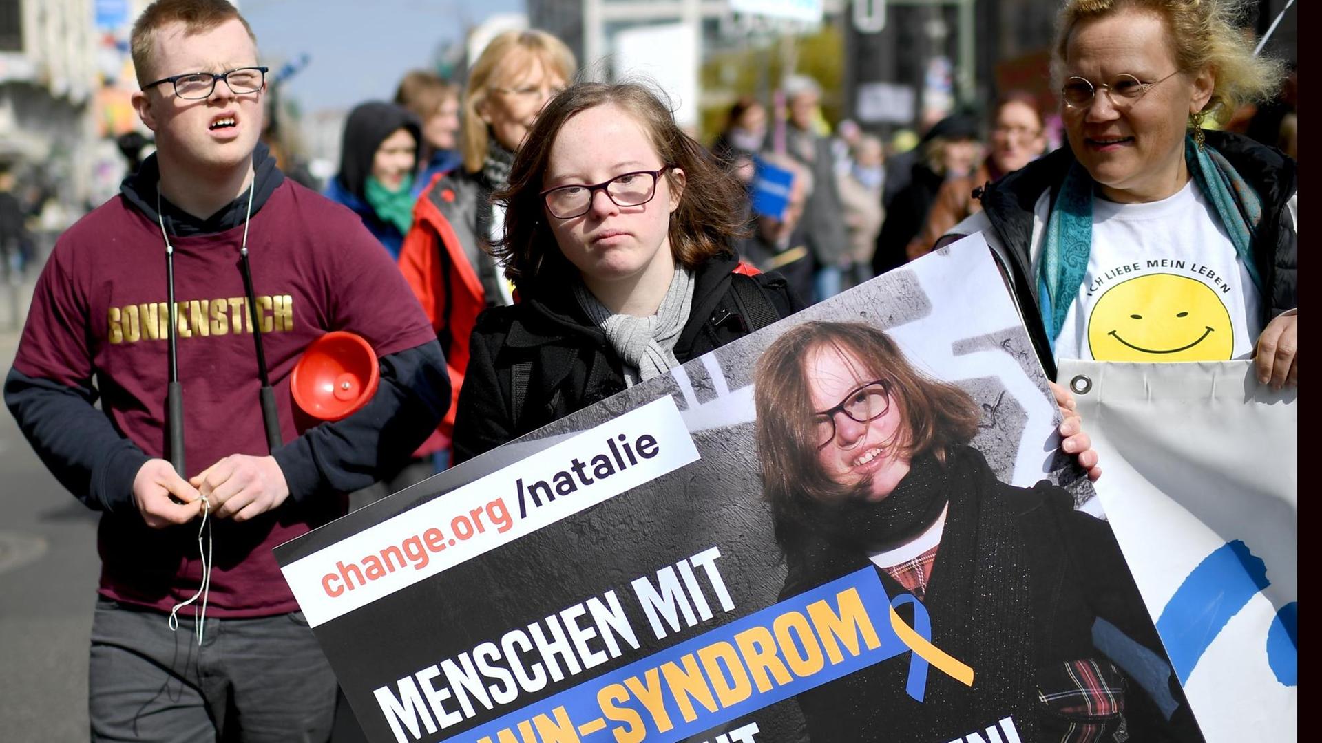 Die Kölner Aktivistin Natalie Dedreux (M.), die mit dem Down-Syndrom lebt, nahm in Berlin an der Demonstration gegen Gen-Tests für Schwangere teil. Die Kölner Aktivistin Natalie Dedreux (M.), die mit dem Down-Syndrom lebt, nahm in Berlin an der Demonstration gegen Gen-Tests für Schwangere teil.