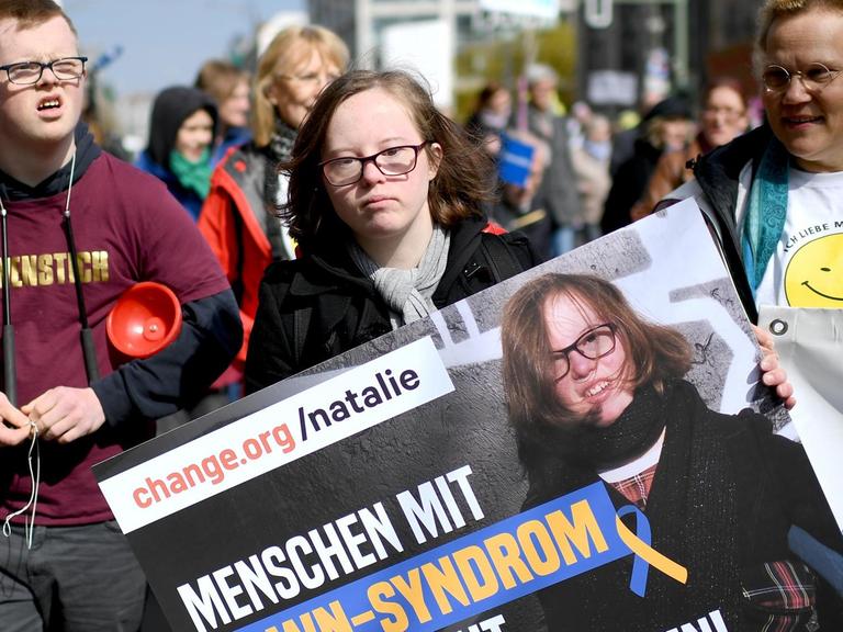Die Kölner Aktivistin Natalie Dedreux (M.), die mit dem Down-Syndrom lebt, nahm in Berlin an der Demonstration gegen Gen-Tests für Schwangere teil.