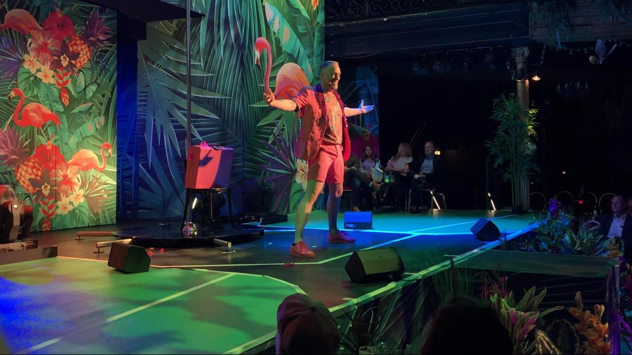 Sänger Nik Breidenbach auf der Bühne im Tivoli
Sänger Nik Breidenbach auf der Bühne im Tivoli