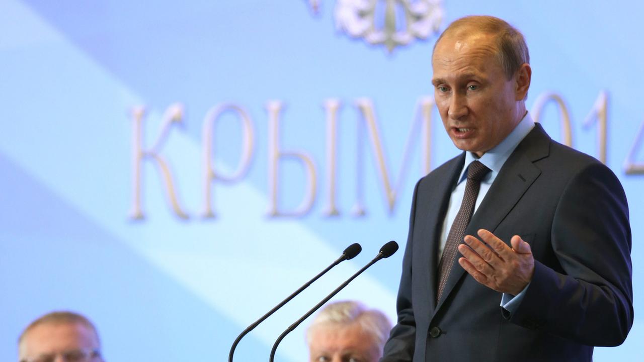 Der russische Präsident Wladimir Putin hält am 14. August 2014 eine Rede vor Abgeordneten der russischen Staatsduma und Politikern von der Krim.