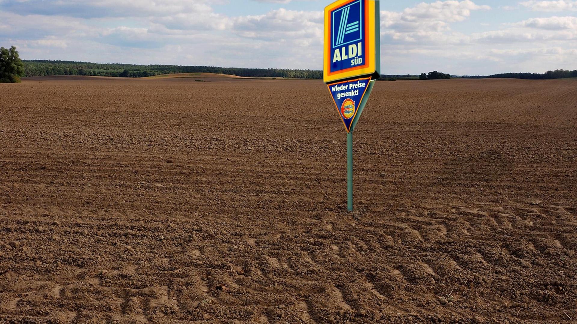 Ein Schild mit der Aufschrift "Aldi Süd" steht auf einem Acker und soll Landgrabbing, den Aufkauf von Ackerfläche im großen Stil durch Konzerne, symbolisieren. Ein Schild mit der Aufschrift "Aldi Süd" steht auf einem Acker und soll Landgrabbing, den Aufkauf von Ackerfläche im großen Stil durch Konzerne, symbolisieren.