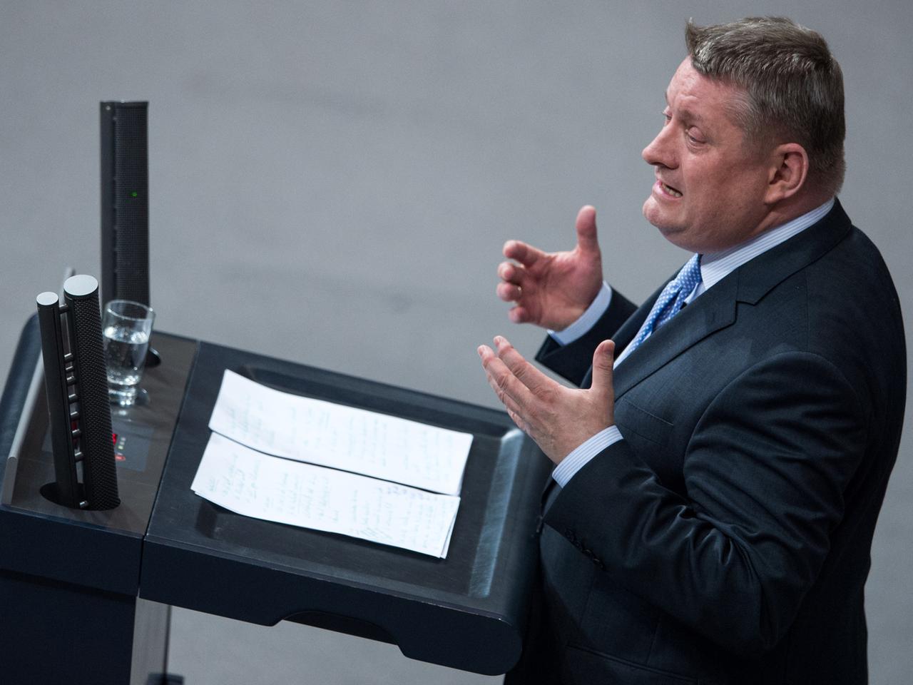 Bundesgesundheitsminister Hermann Gröhe bei seiner Rede im Bundestag. Bundesgesundheitsminister Hermann Gröhe bei seiner Rede im Bundestag.