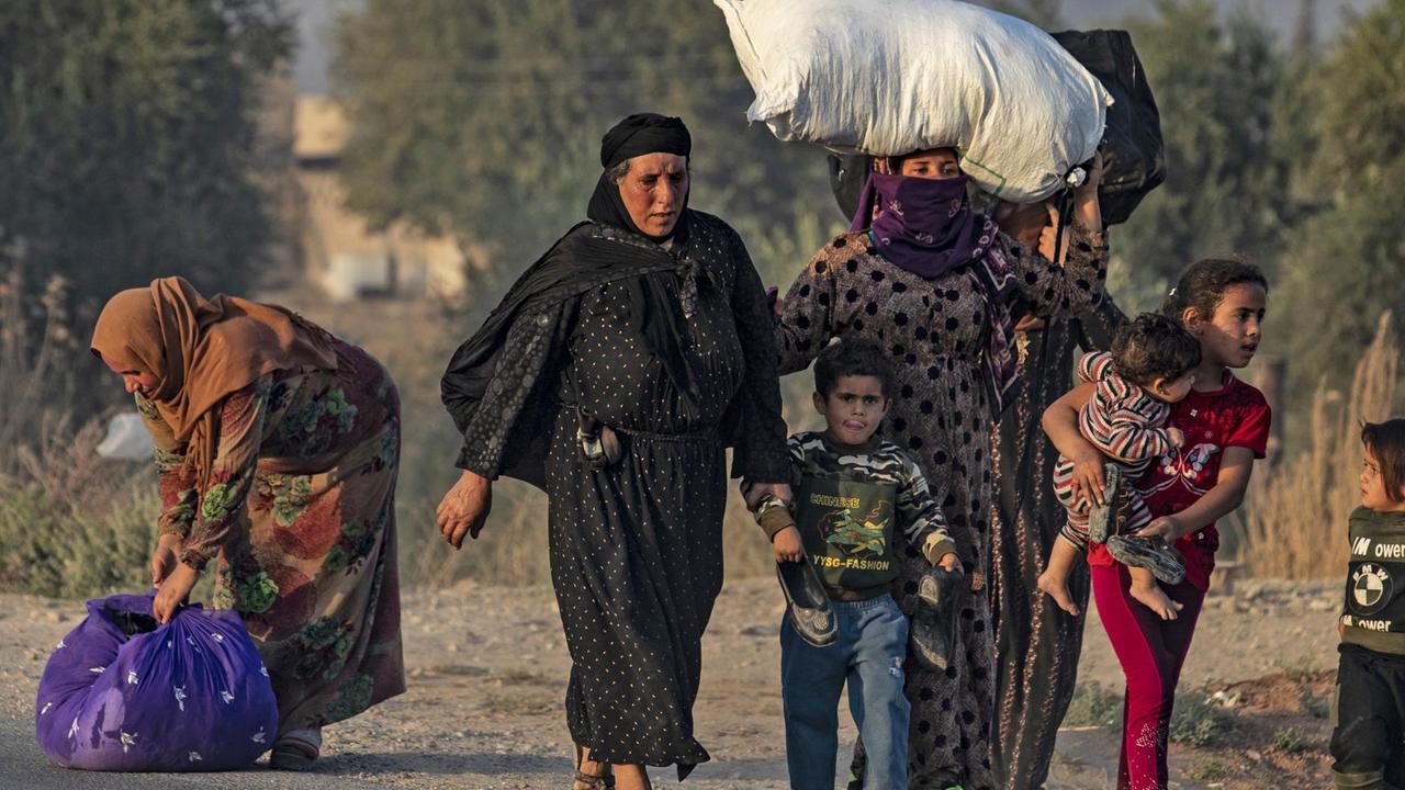 Syrische Araber und kurdische Zivilisten auf der Flucht vor Bombenangriffen durch die Türke in der syrischen Stadt Ras al-Ain, 9.10.2019 Syrische Araber und kurdische Zivilisten auf der Flucht vor Bombenangriffen durch die Türke in der syrischen Stadt Ras al-Ain, 9.10.2019