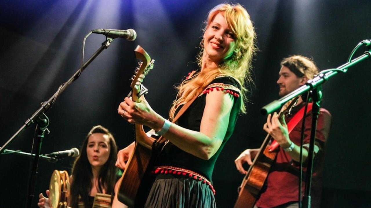 Die Band bei einem Konzert auf bunt beleuchteter Bühne. Die Band bei einem Konzert auf bunt beleuchteter Bühne.