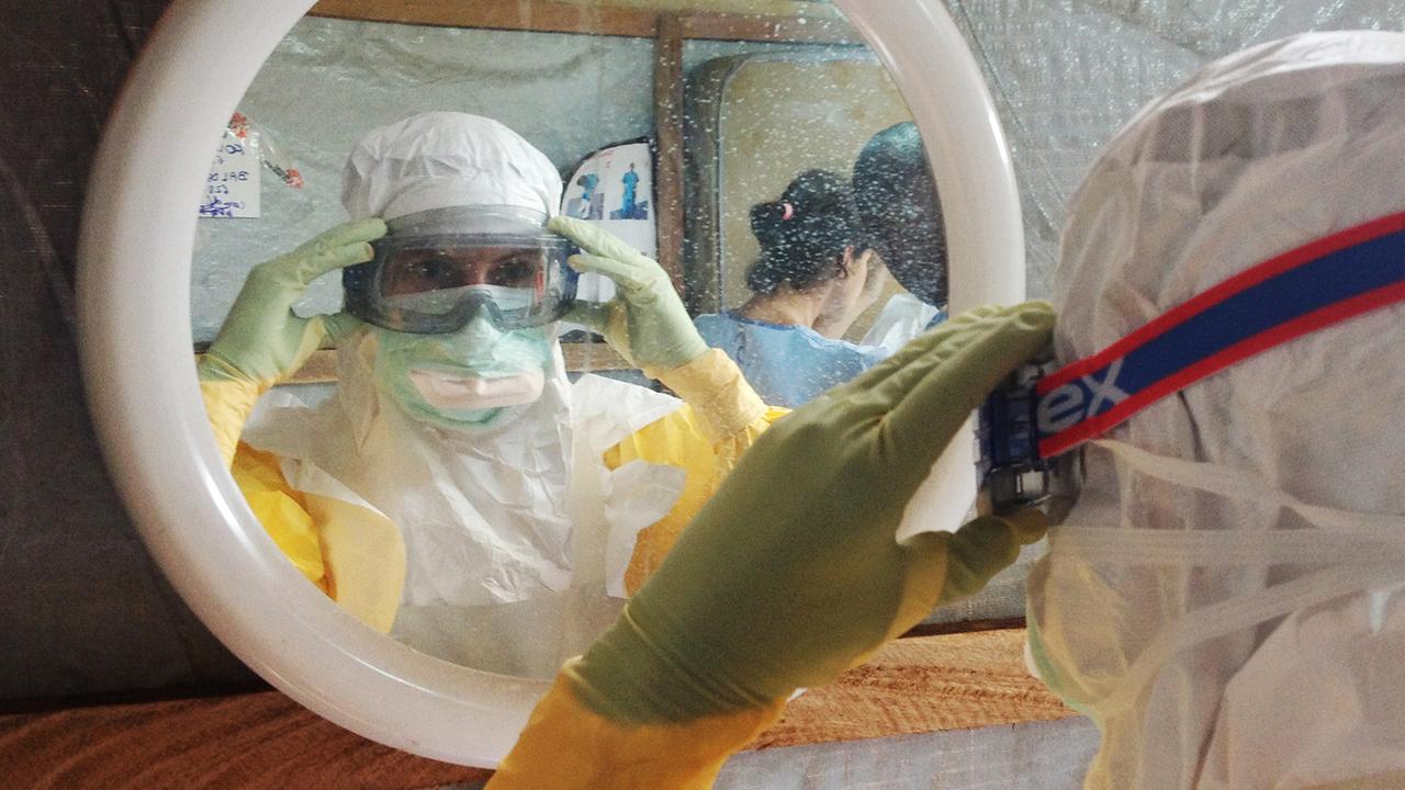 Ein Arzt in Guinea bereitet sich auf einen Ebola-Einsatz vor