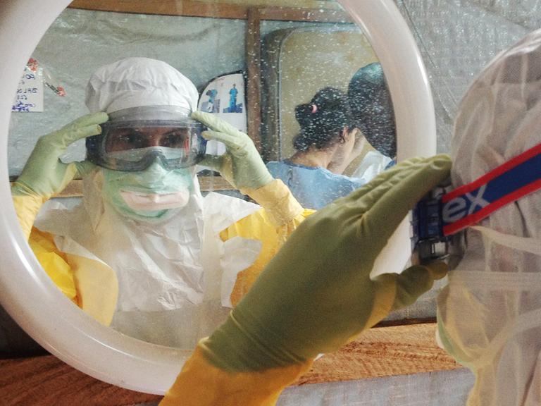 Ein Arzt in Guinea bereitet sich auf einen Ebola-Einsatz vor