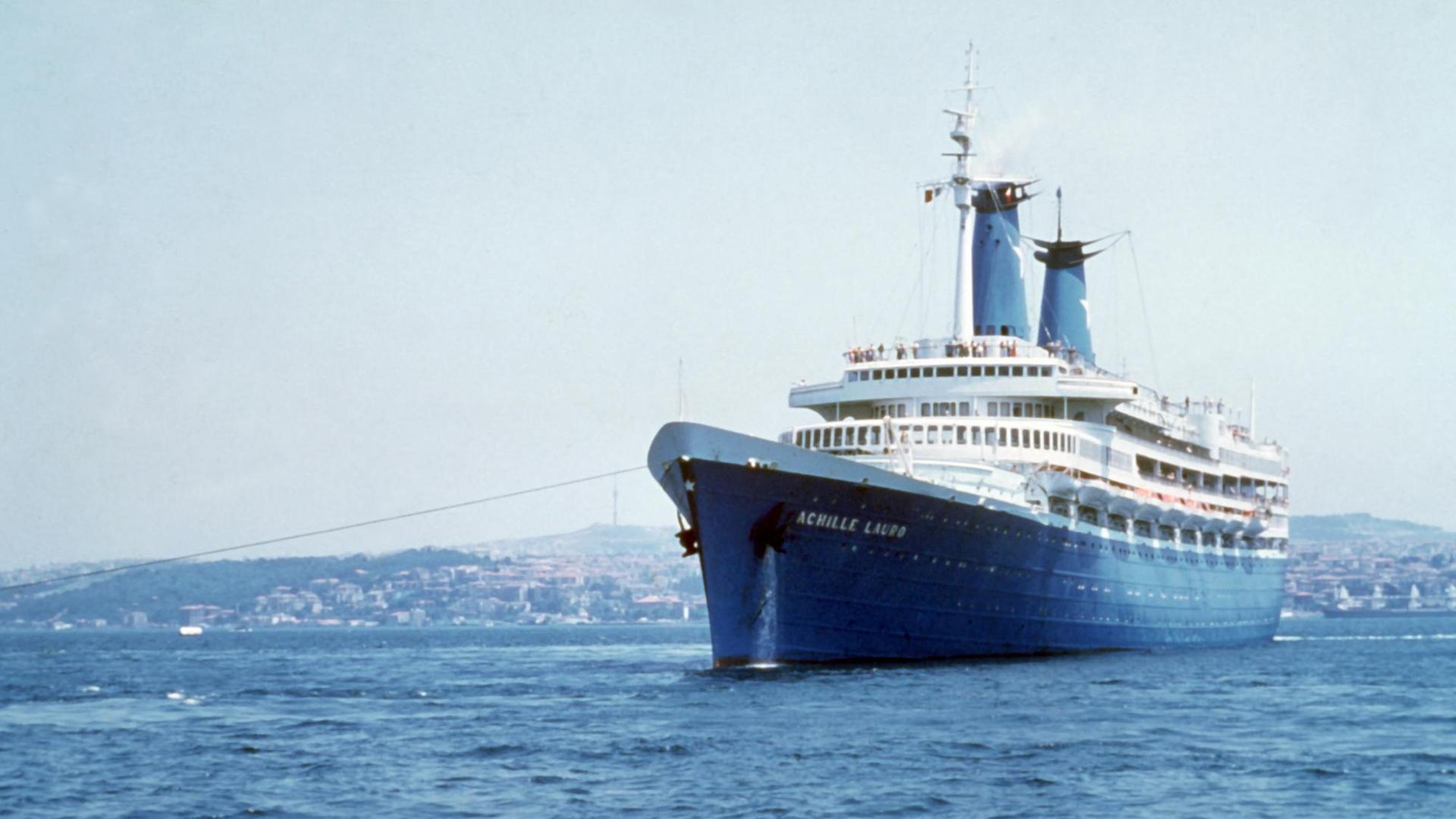 Das am 7. Oktober 1985 von palästinensischen Terroristen vor der ägyptischen Küste gekaperte italienische Kreuzfahrtschiff "Achille Lauro" Das am 7. Oktober 1985 von palästinensischen Terroristen vor der ägyptischen Küste gekaperte italienische Kreuzfahrtschiff "Achille Lauro"