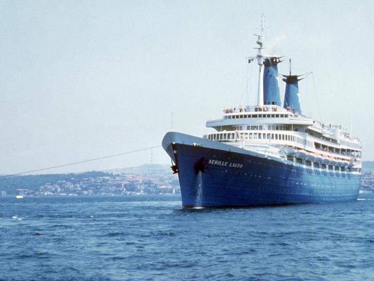 Das am 7. Oktober 1985 von palästinensischen Terroristen vor der ägyptischen Küste gekaperte italienische Kreuzfahrtschiff "Achille Lauro"
