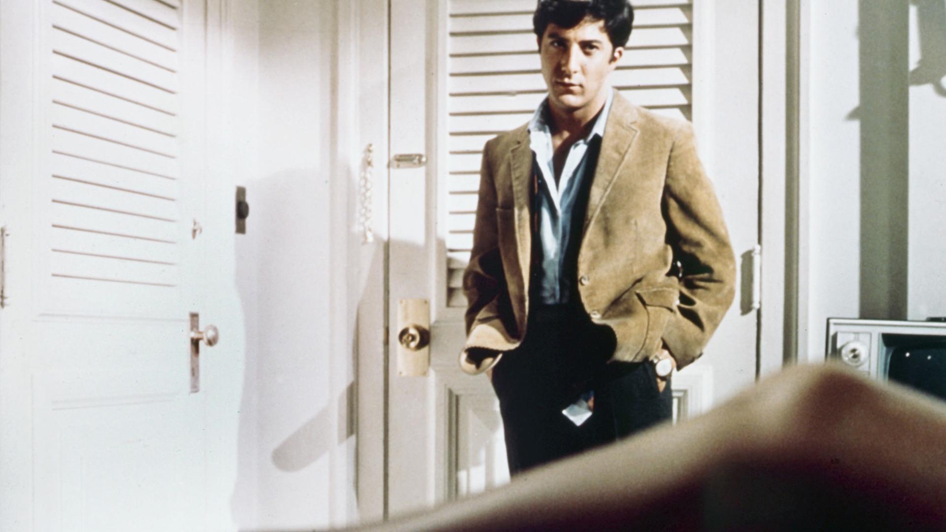 "Die Reifeprüfung": Dustin Hoffman blickt interessiert auf das Bein von Anne Bancroft. "Die Reifeprüfung": Dustin Hoffman blickt interessiert auf das Bein von Anne Bancroft.