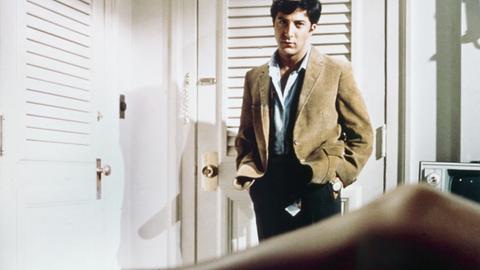"Die Reifeprüfung": Dustin Hoffman blickt interessiert auf das Bein von Anne Bancroft.