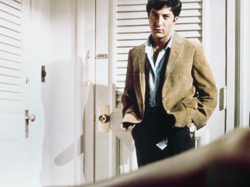 "Die Reifeprüfung": Dustin Hoffman blickt interessiert auf das Bein von Anne Bancroft.