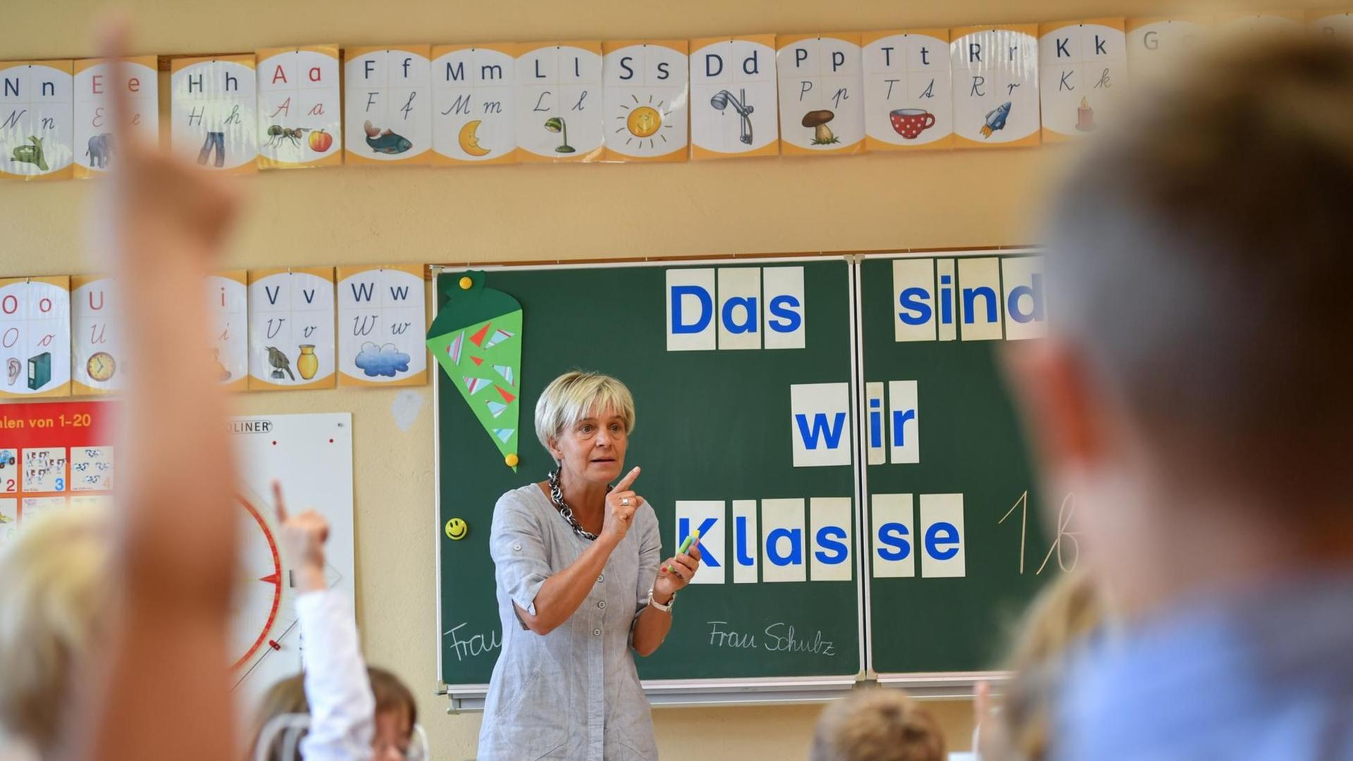 Eine Grundschullehrerin unterrichtet am im Klassenraum der Grundschule in Booßen, einem Ortsteil von Frankfurt (Oder) (Brandenburg), Erstklässler. Eine Grundschullehrerin unterrichtet am im Klassenraum der Grundschule in Booßen, einem Ortsteil von Frankfurt (Oder) (Brandenburg), Erstklässler.