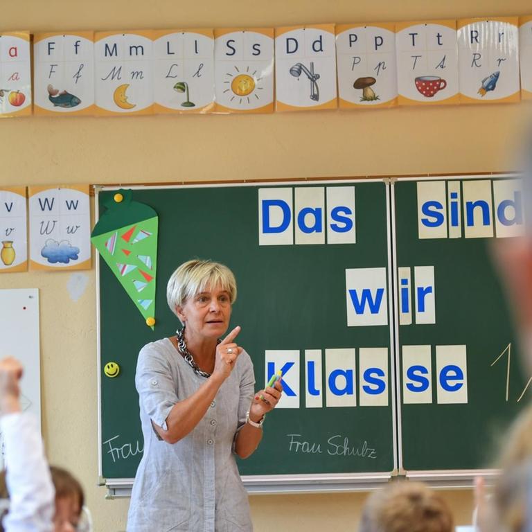 Eine Grundschullehrerin unterrichtet am im Klassenraum der Grundschule in Booßen, einem Ortsteil von Frankfurt (Oder) (Brandenburg), Erstklässler.