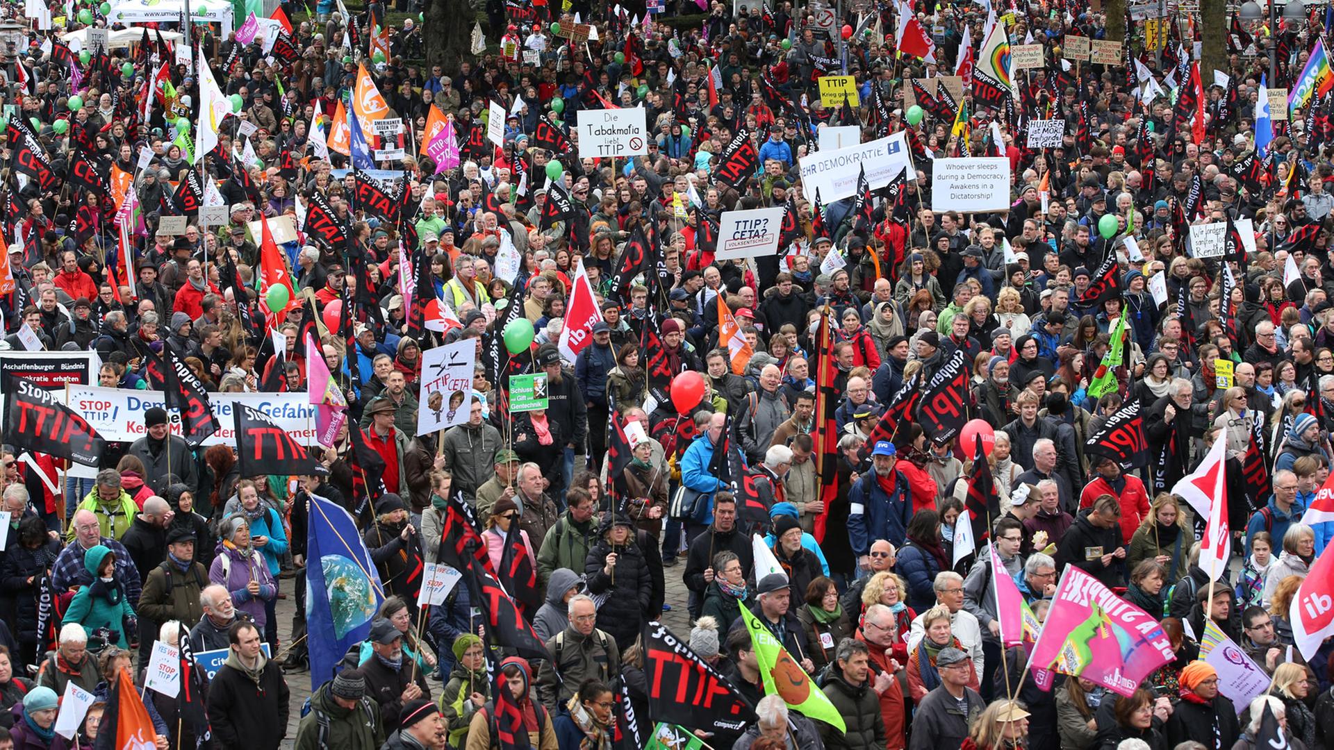 Tausende Demonstranten protestieren in Hannover gegen das transatlantische Freihandelsabkommen TTIP.