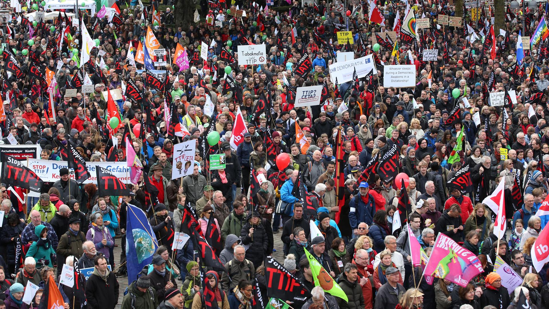 Tausende Demonstranten protestieren in Hannover gegen das transatlantische Freihandelsabkommen TTIP. Tausende Demonstranten protestieren in Hannover gegen das transatlantische Freihandelsabkommen TTIP.