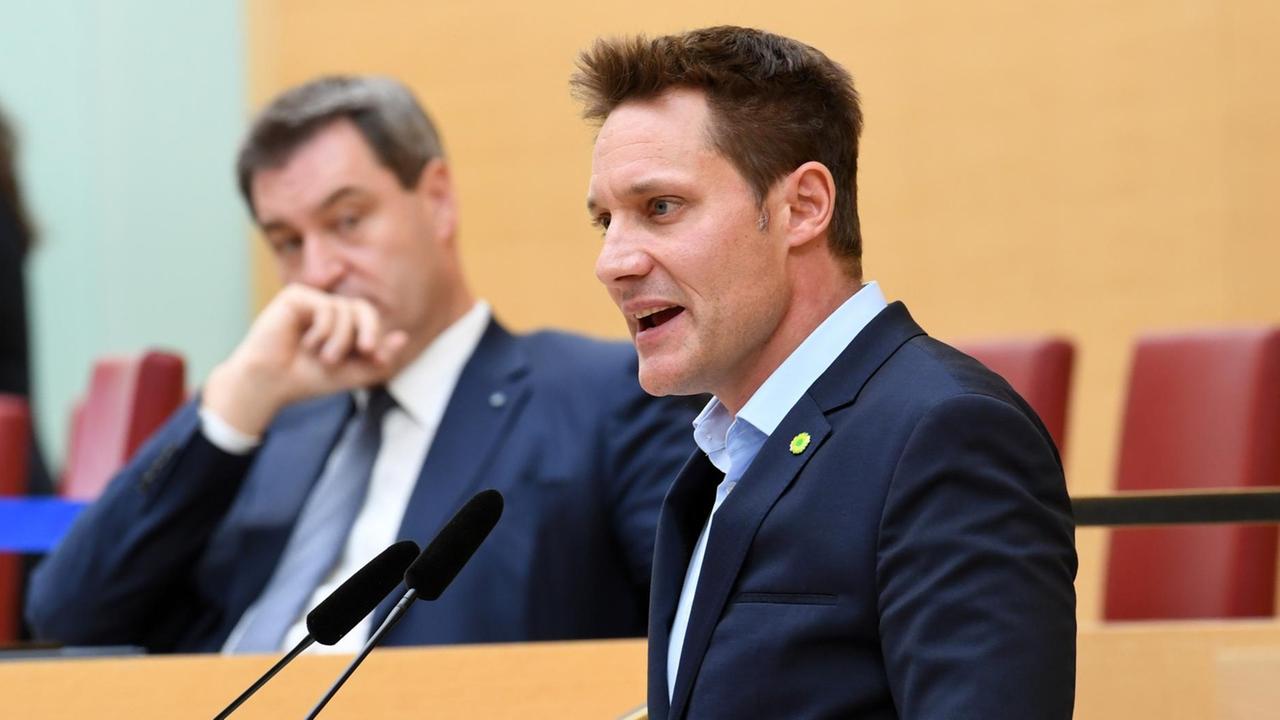 Markus Söder (CSU, l), bayerischer Ministerpräsident, verfolgt die Rede des Fraktionsvorsitzenden von Bündnis 90/Die Grünen im Landtag, Ludwig Hartmann Markus Söder (CSU, l), bayerischer Ministerpräsident, verfolgt die Rede des Fraktionsvorsitzenden von Bündnis 90/Die Grünen im Landtag, Ludwig Hartmann