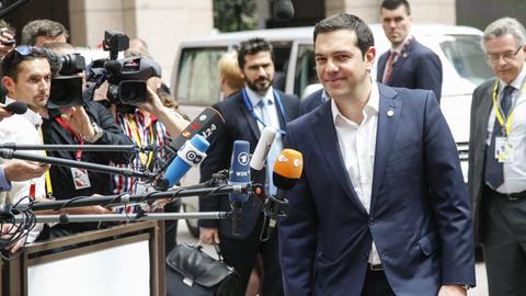 Alexis Tsipras vor unzähligen Kameras und Mikrofonen in Brüssel.